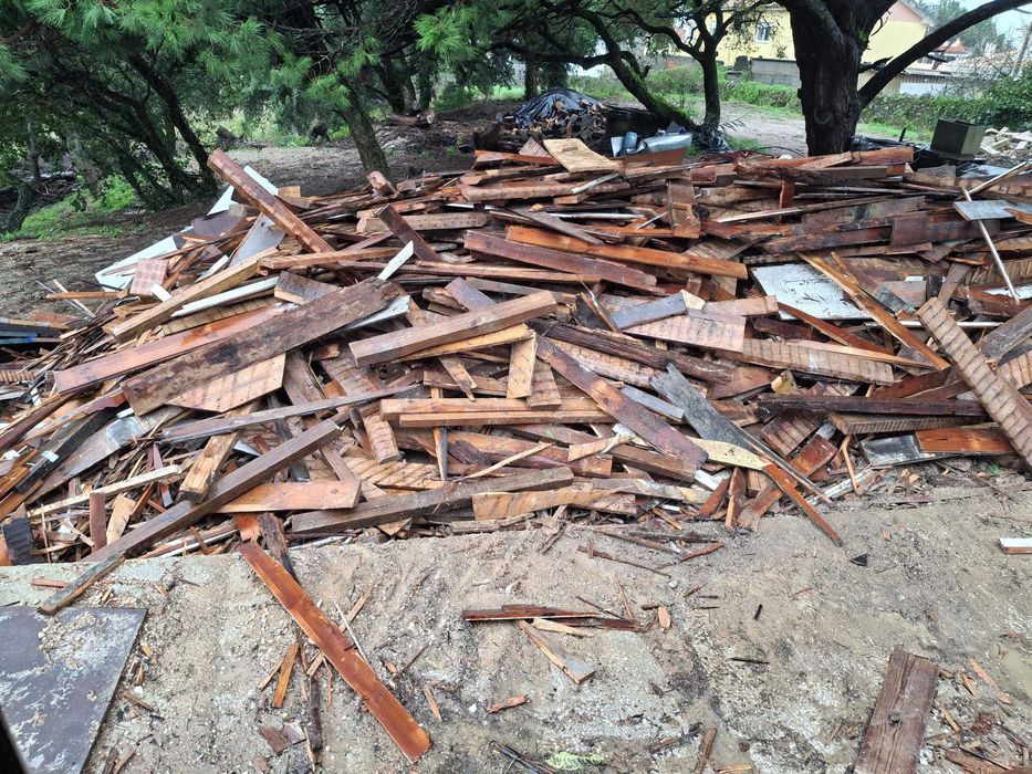 Dá-se Madeira de demolição de obras boa para aquecimento em lareira