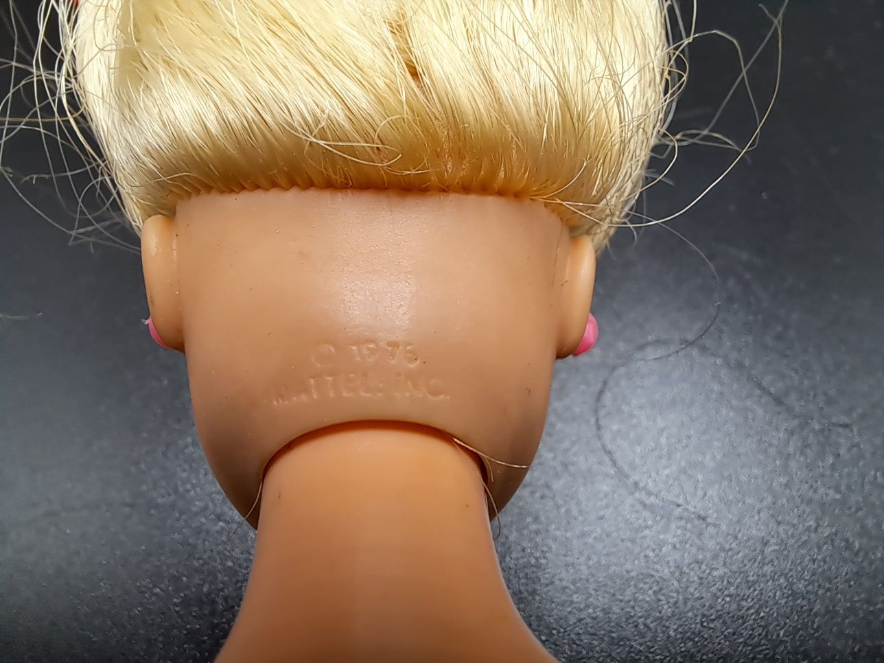 Lalka Barbie Mattel długie proste blond włosy, różowe kolczyki, vintag