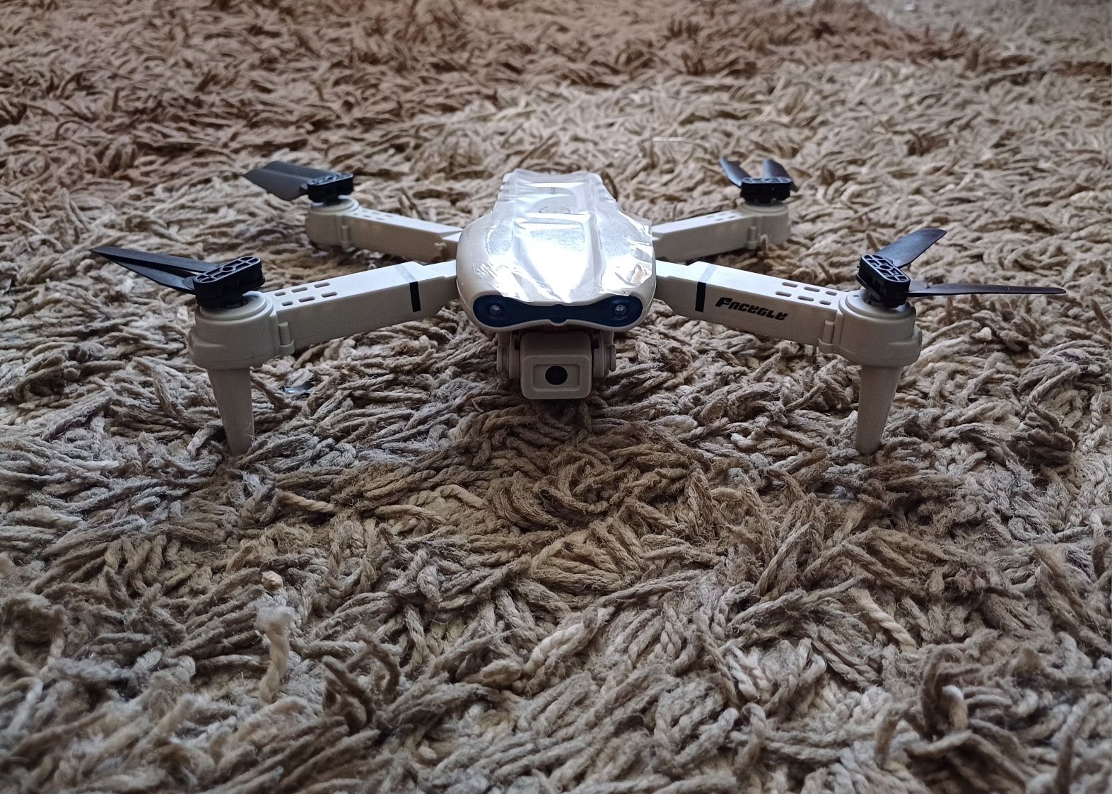 Dron E99 z dwoma kamerami