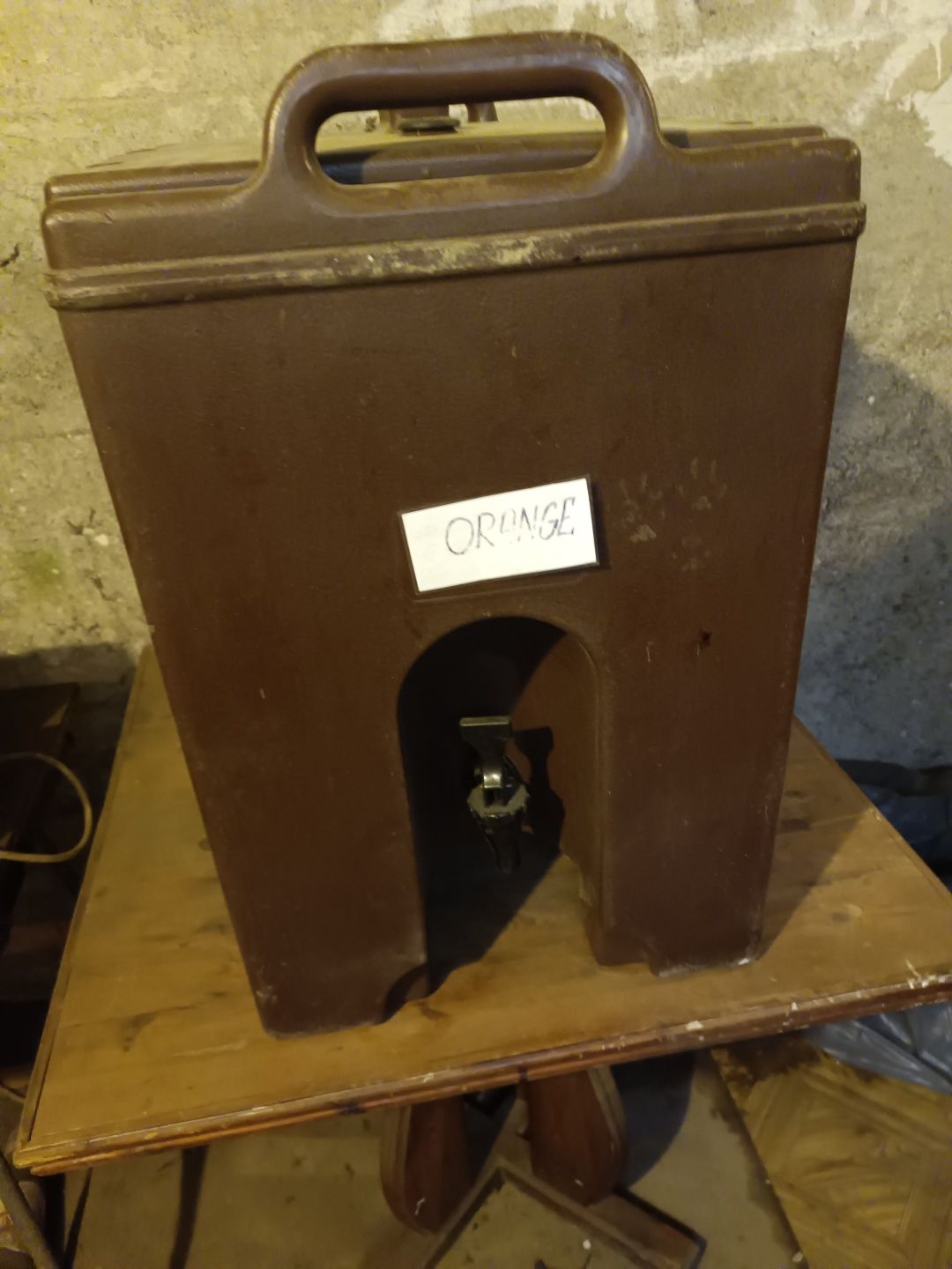 Pojemnik termoizolacyjny do napojów