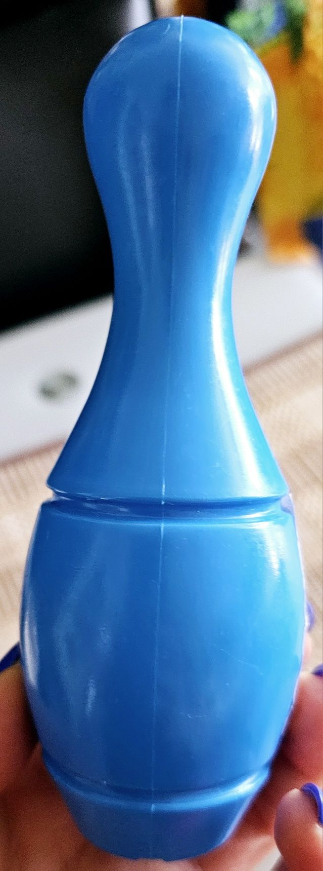 Plastikowa, niebieska zabawka w kształcie kręgla