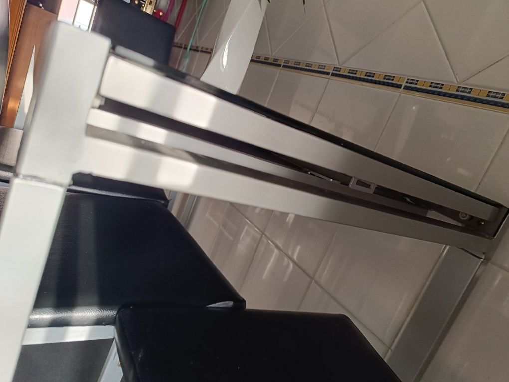 Mesa extensível preta de cozinha com cadeiras