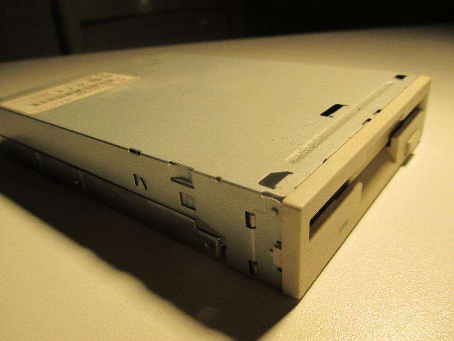 3.5'' 1.44 MB Floppy Drive - TECH MEDIA TFD31064586156801410121