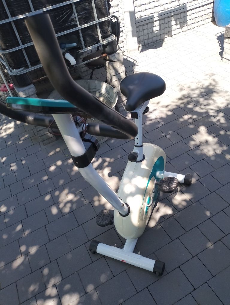Sprzedam rower stacjonarny magnetyczny bardzo ładny.