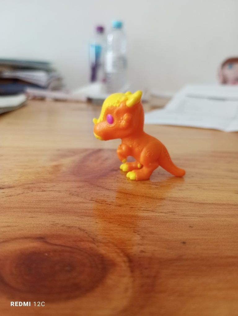 Brinquedo jurracic world Kinder joy