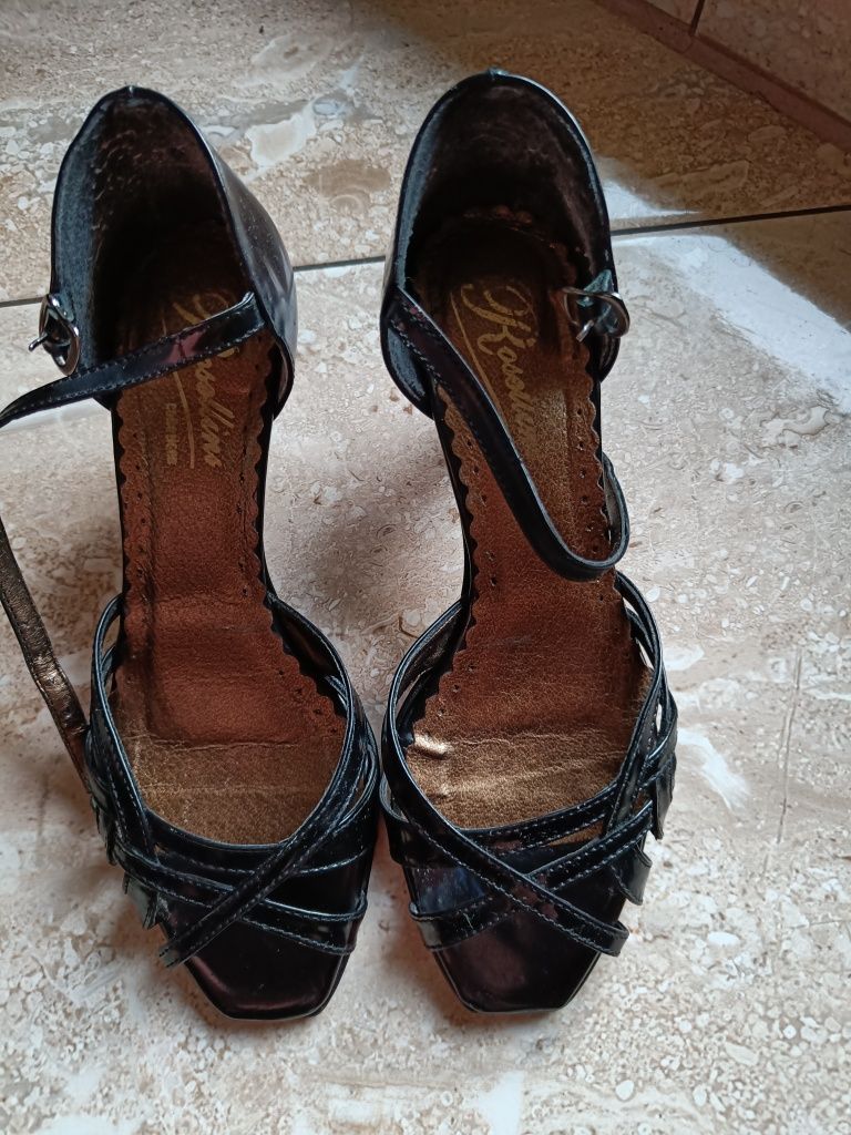 Sandały że skóry lakierowanej, 36