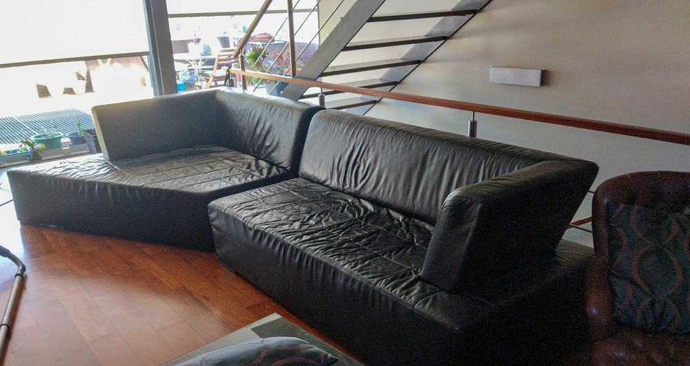 Sofá em pele preto. A precisar de algum arranjo.