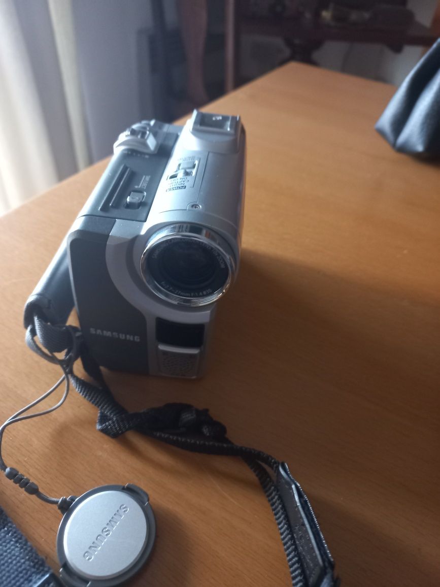 Maquina de filmar Samsung, c/carregador e saco