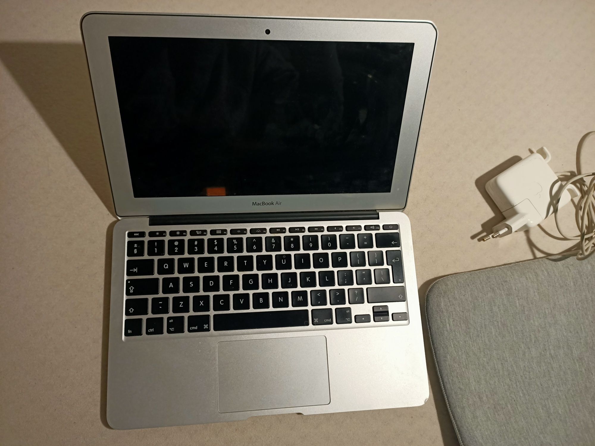 MacBook Air 6 2013 z ładowarką i etui
