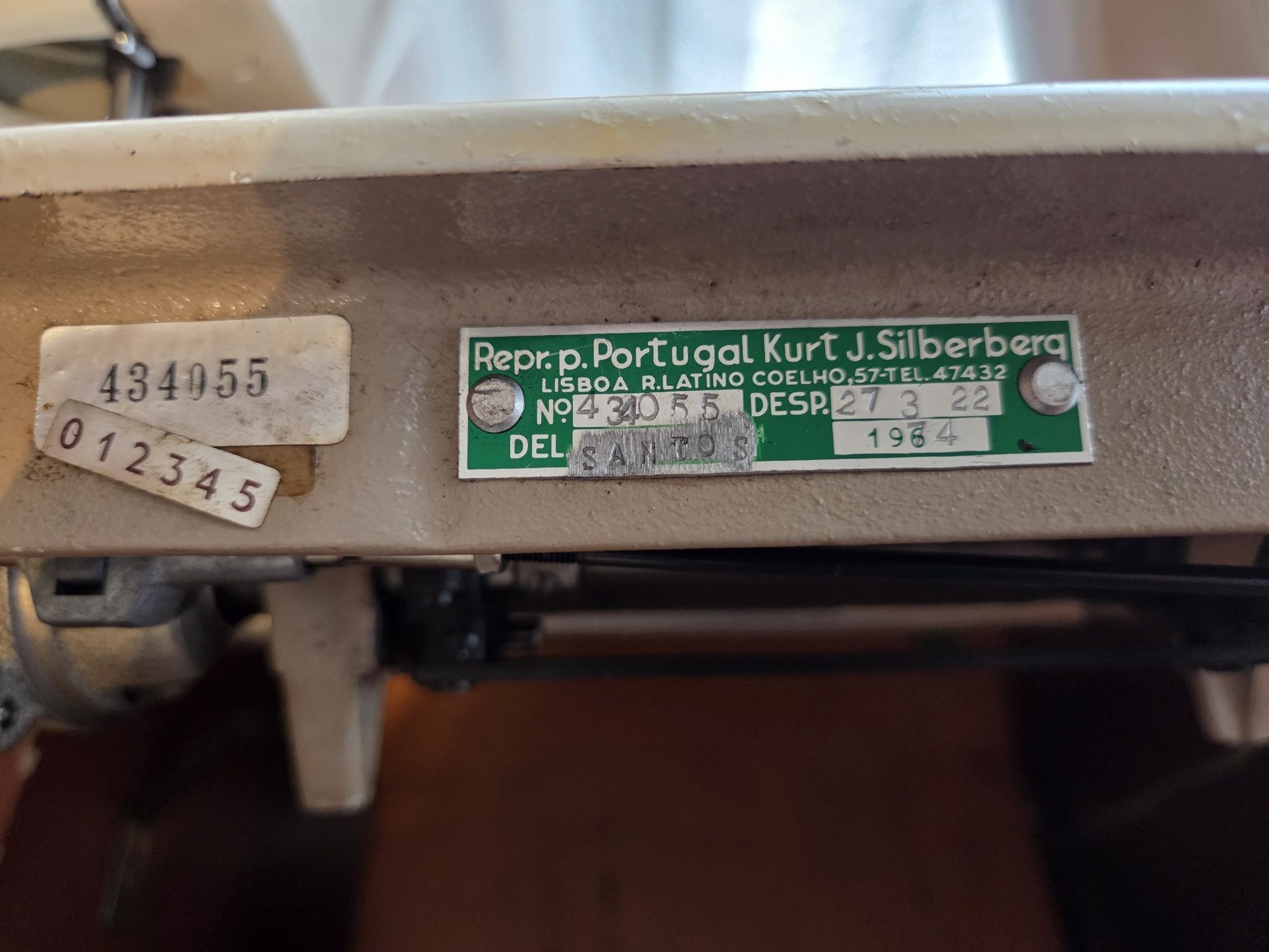 Máquina costura antiga em móvel