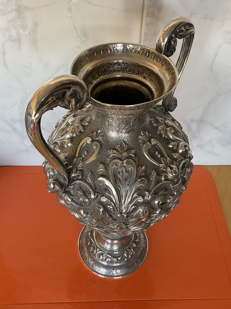 Imponente jarra antiga em prata