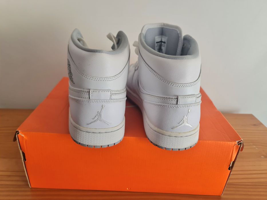 Ténis Nike Air Jordan 1 Mid Brancos. Como NOVOS.