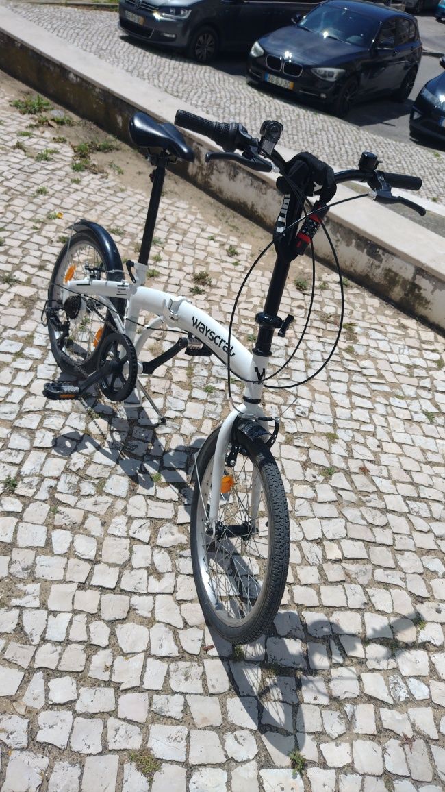Bicicleta desmontável extremamente nova