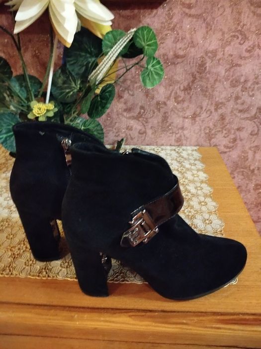 Ботильони шикарні з натуральної замші.