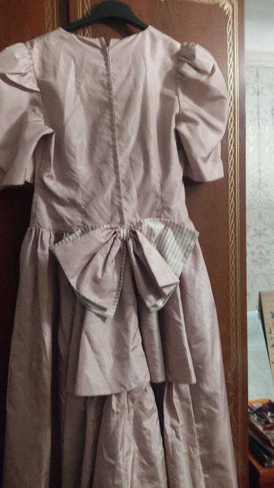 Платье светло-бежевое шелковое с бантом