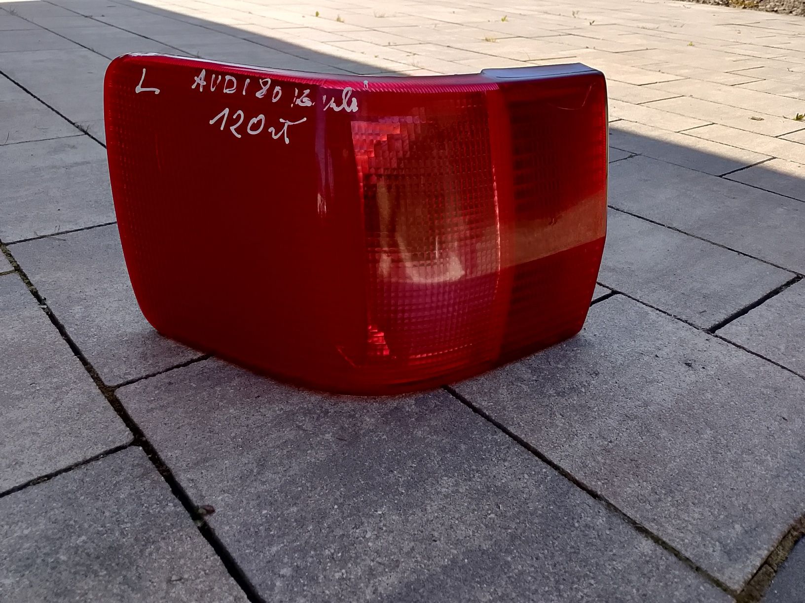Lampa Audi 80, lewy tył Avanti kombi, w błotnik, uszkodzona