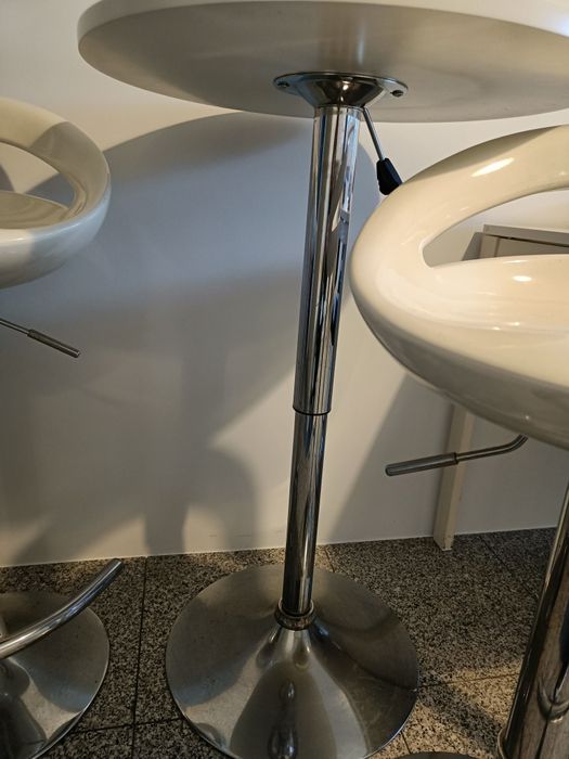 Conjunto mesa e bancos ajustáveis cozinha bar