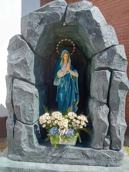 grota kapliczka dla Matki Boskiej rzeżba sztuczny głaz kamień