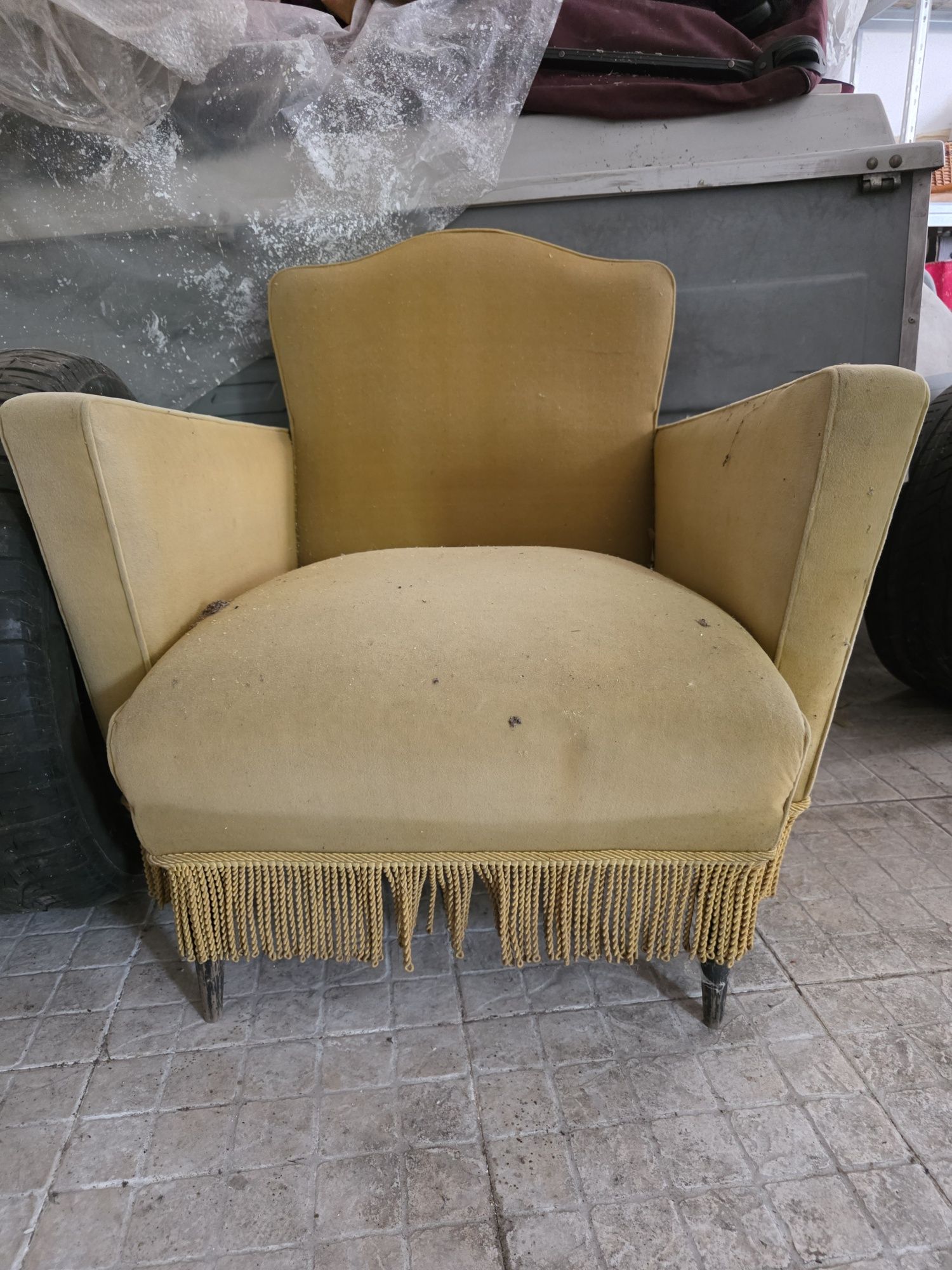 Cadeirão veludo amarelo vingage anos 70