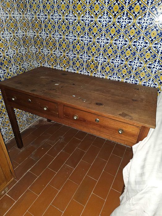 Mesa antiga rústica em madeira maciça com gavetas