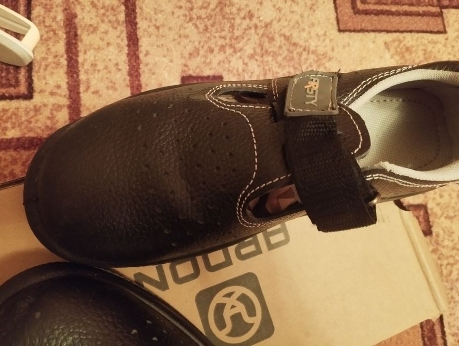 Продам нові робочі  сандалі