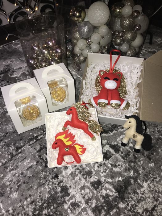 Новорічна іграшка на ялинку - подарунок. Кінь - символ року 2026