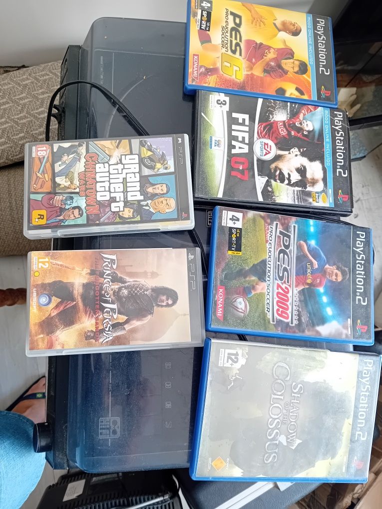 PlayStation 2 com dois comandos e 16 jogos