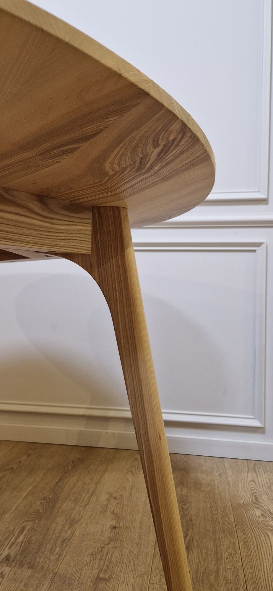 Stół z drewna jesionowego, okrągły.
