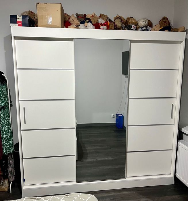 Biała szafa przesuwna z lustrem