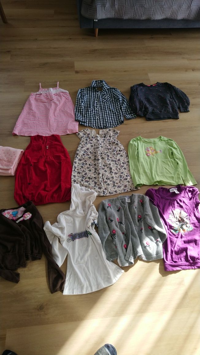 Zestaw ubrań bluza sukienki itd  rozmiar 122