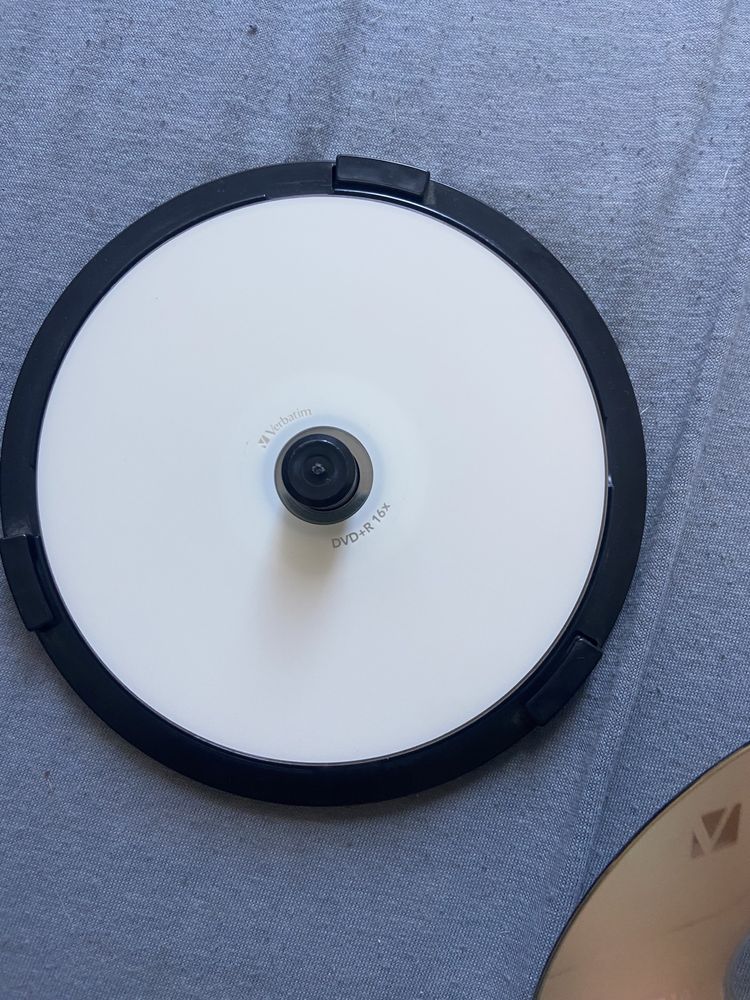 Продам диски dvd -r - 5 шт та dvd rv - 1 шт