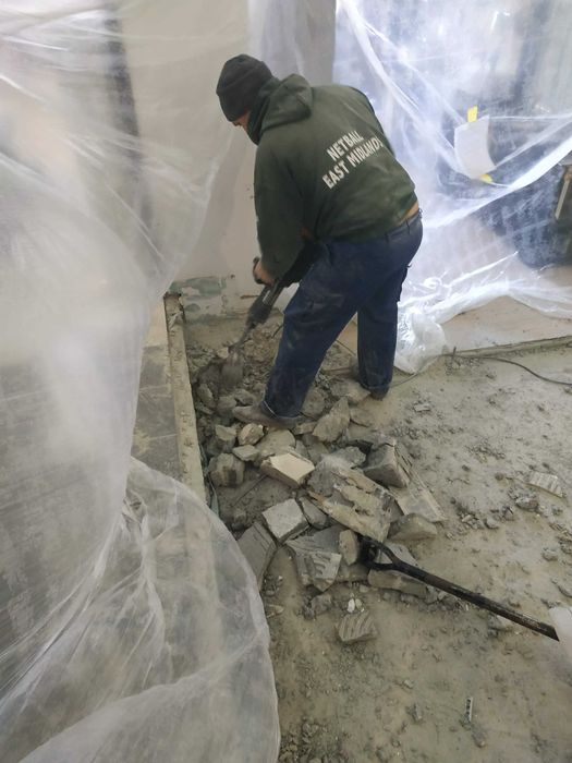 Демонтаж Копання підвалів Чистка горищ Зрізання дерев Вантажники