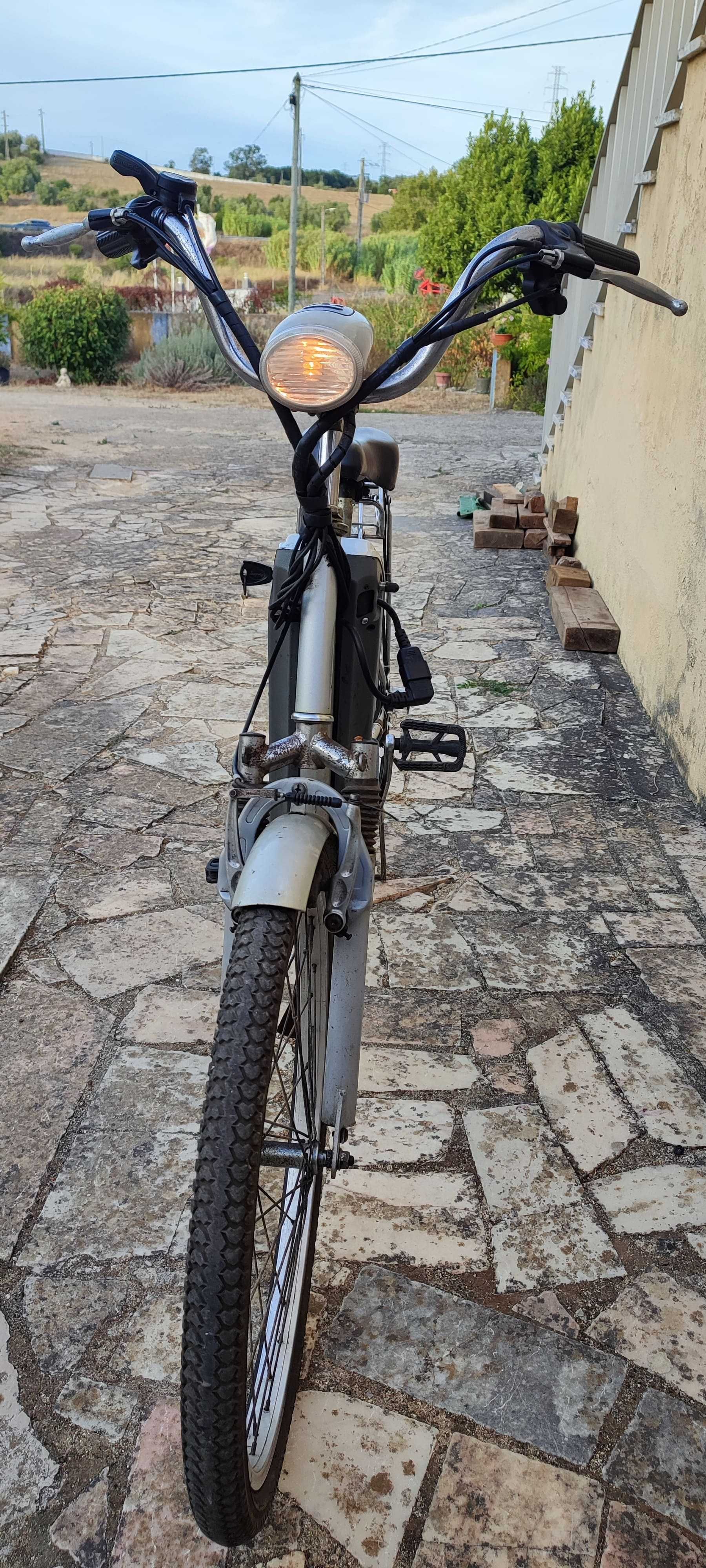 Bicicleta elétrica com 6 mudanças
