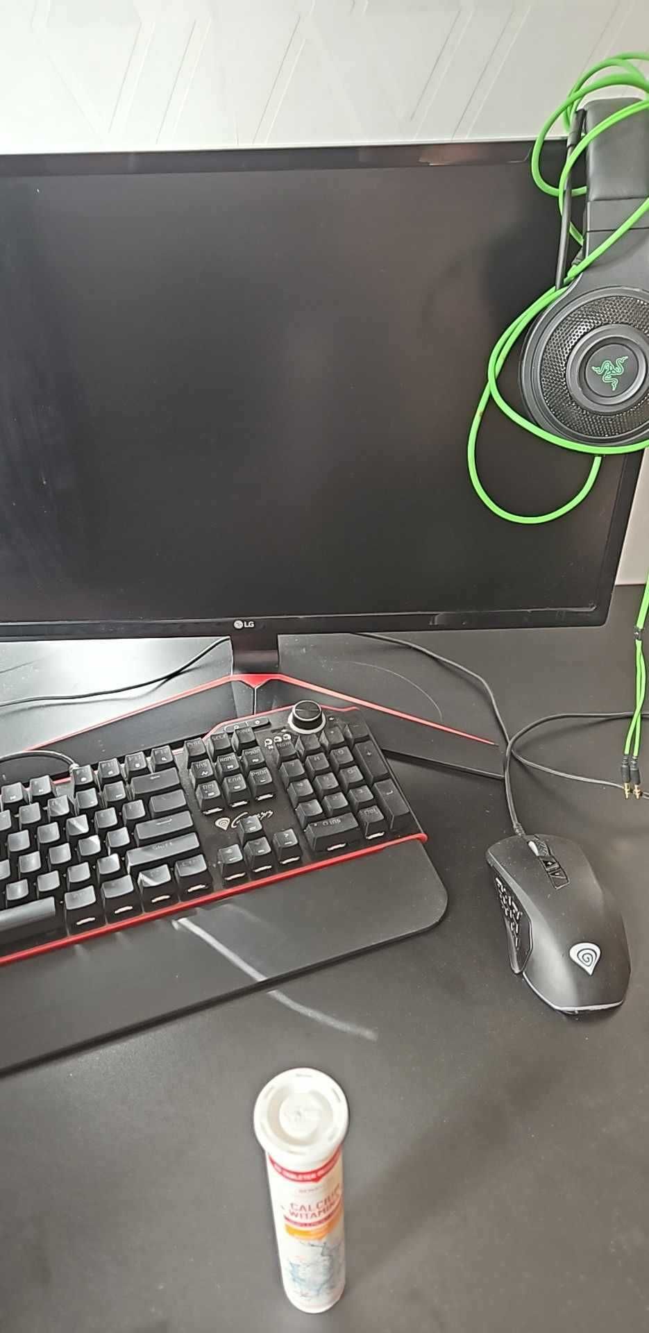 Komputer do gier razem z monitorem i klawiaturą