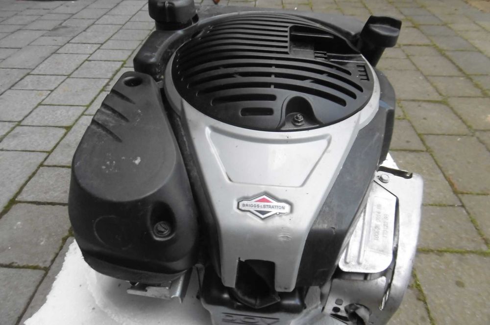 Silnik kosiarki spalinowej B&S/na części/.