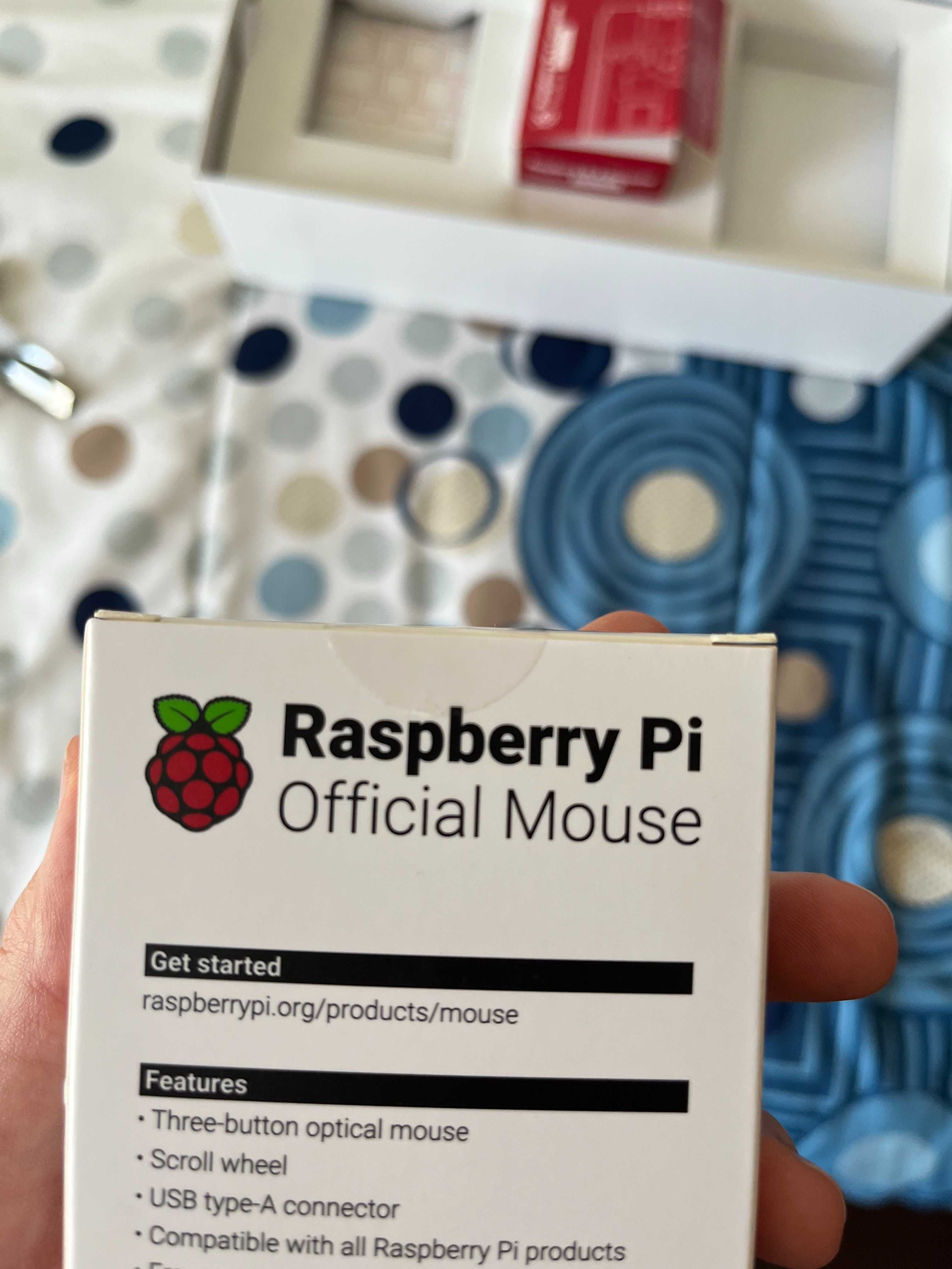 Raspberry Pi4 8GB Novo c/ teclado, rato e livro de iniciação
