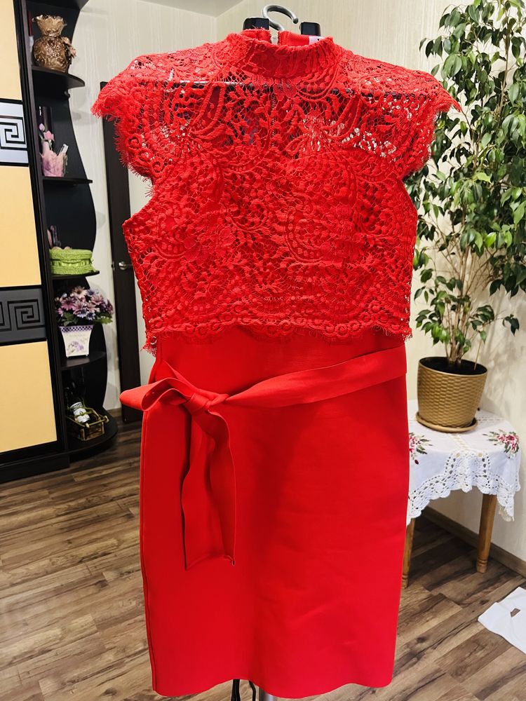 Шикарное красное платье бандо