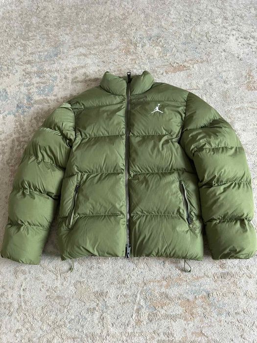 Чоловічий пуховик Jordan.