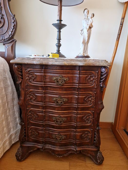 Mesinha de cabeceira em madeira maciça e tampo de marmore