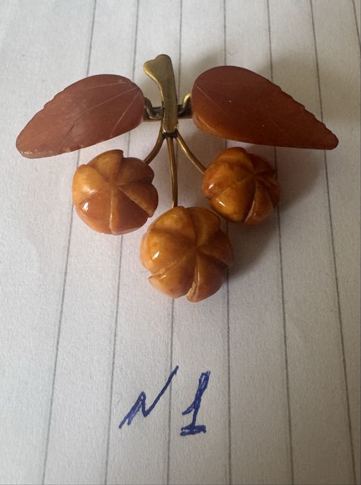 Янтарная брошь СССР