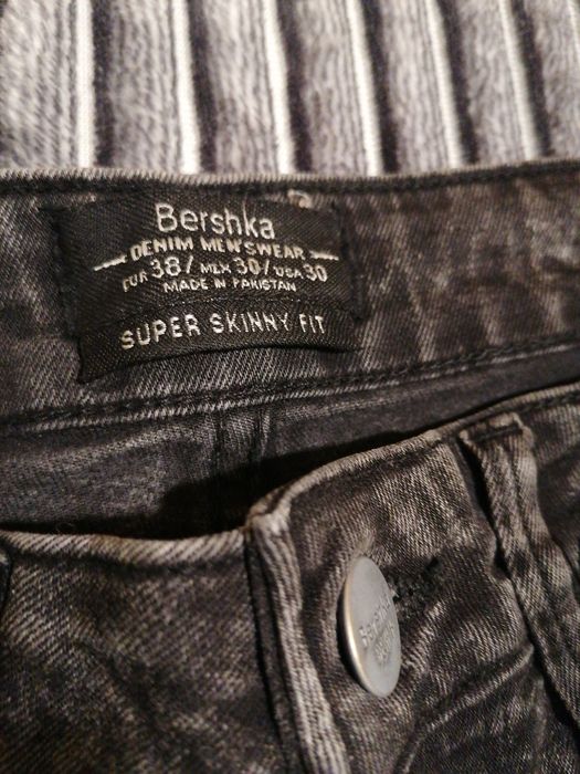 Calças de ganga de Homem da Bershka tamanho 38 super skinny fit