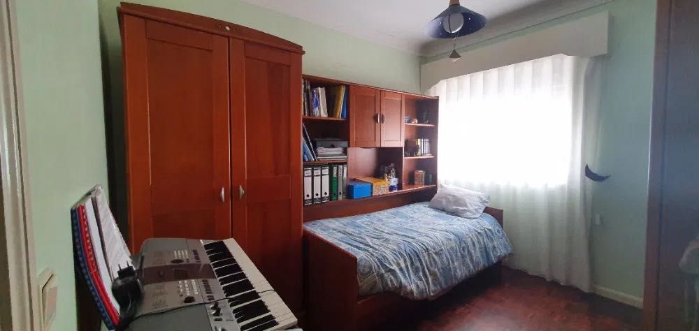 Cama dupla com alçado + 1 colchão