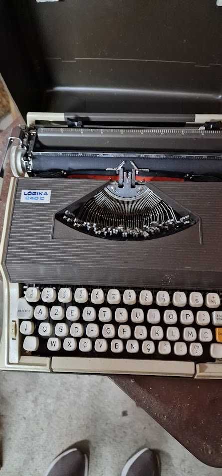 Maquina de escrever LOGIKA 240C
