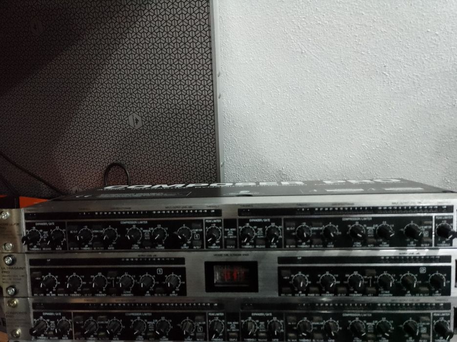 2 Behringer MDX 2200 e 1 Tube MIC 2200