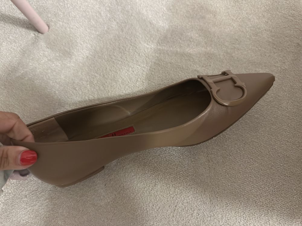 Sabrinas Carolina Herrera camel