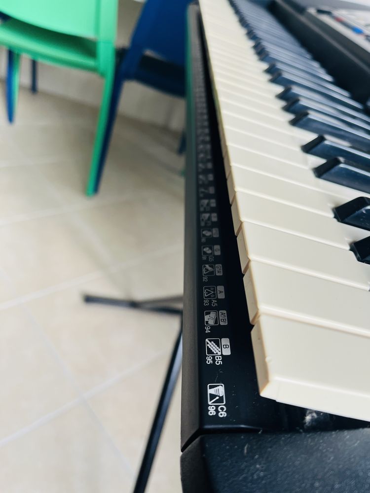 Órgão YAMAHA PSR-340 com suporte.