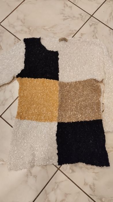 Sweter damski biały .Przód w kwadraty koloroweS