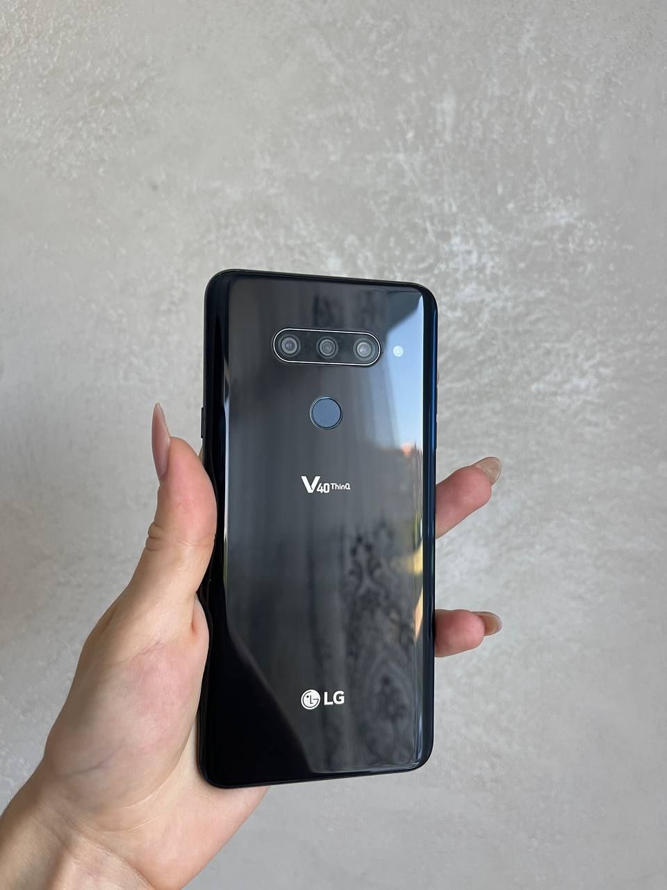 Смартфон LG V40 LM-V409N 6/64 Gb 1Sim+microSD