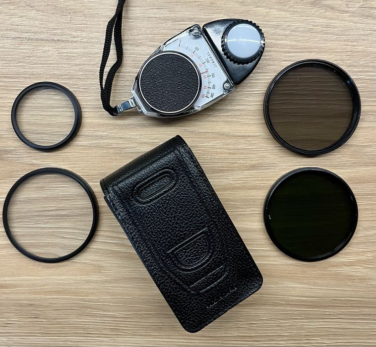 Filtry polaryzacjne i inne plus światłomierz fotograficzny Sekonic