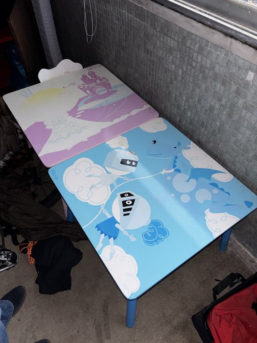 Mesas de criancas com uma cadeira